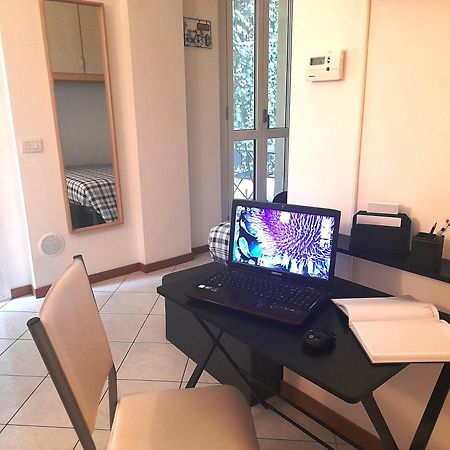 Private Garden & Garage - Self Check-In & Remote Access Apartment Комо Екстериор снимка