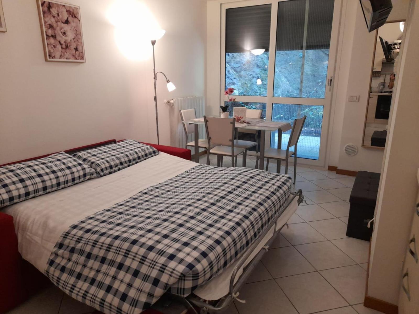 Private Garden & Garage - Self Check-In & Remote Access Apartment Комо Екстериор снимка